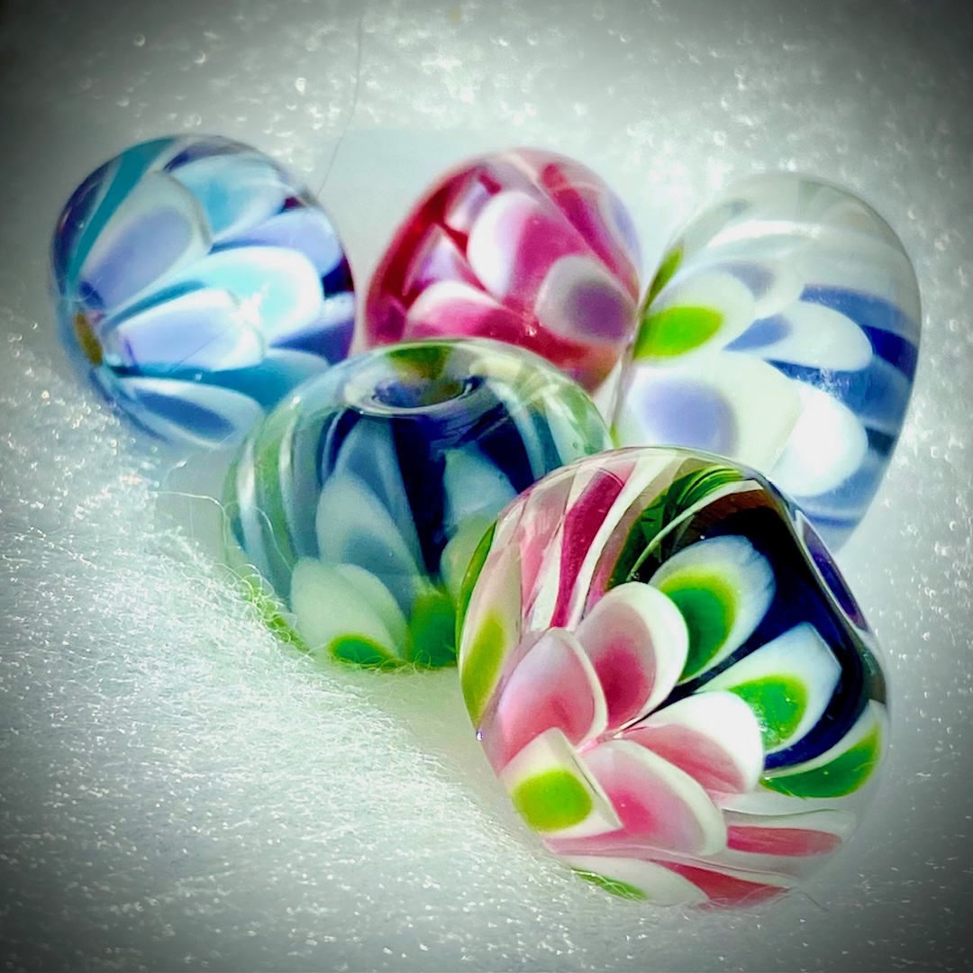 Techniques in Soft Glass Torchwork: Flower Blossom Bead